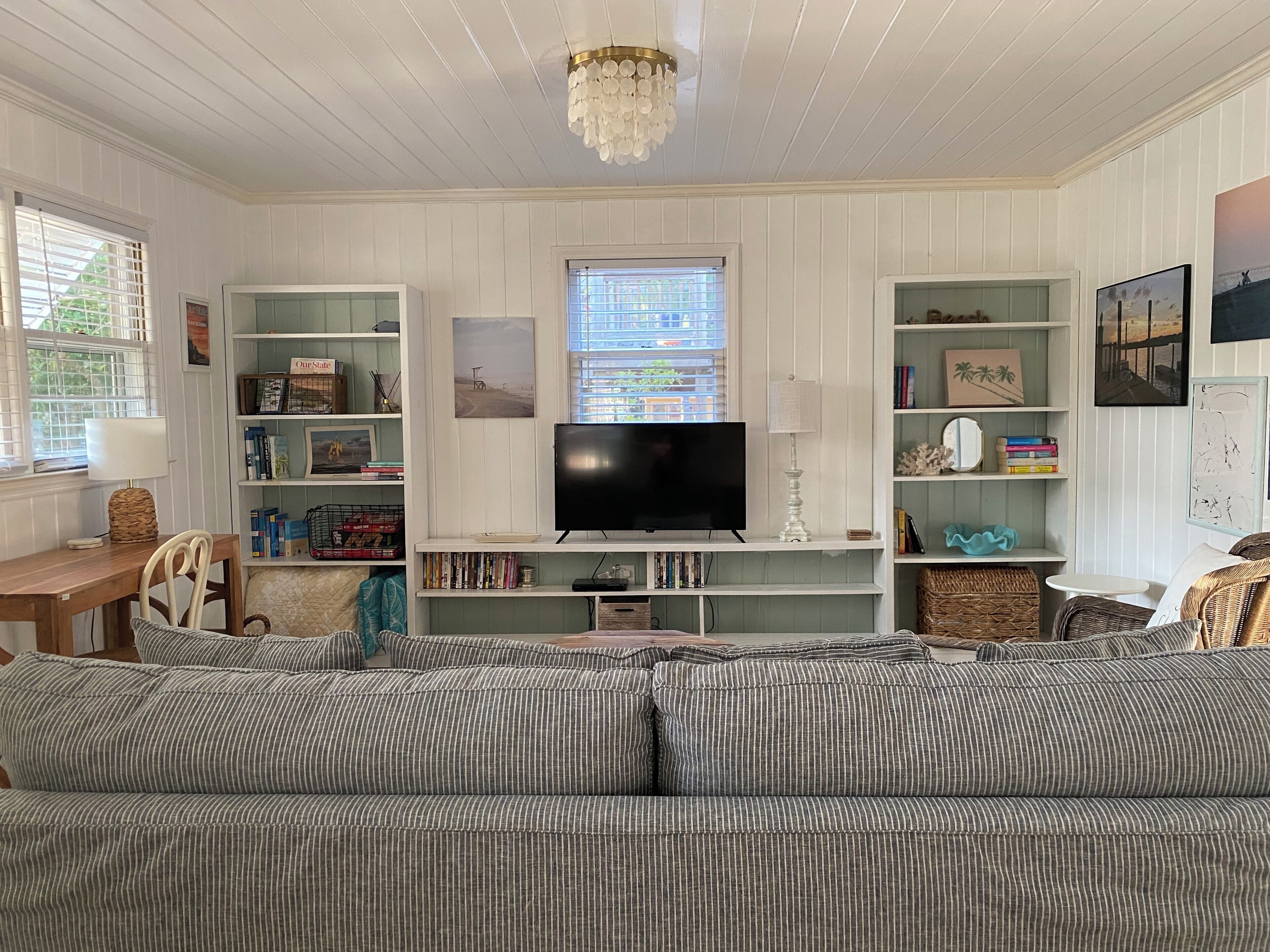 TV connectée, lecteur de DVD, livres, vidéothèque