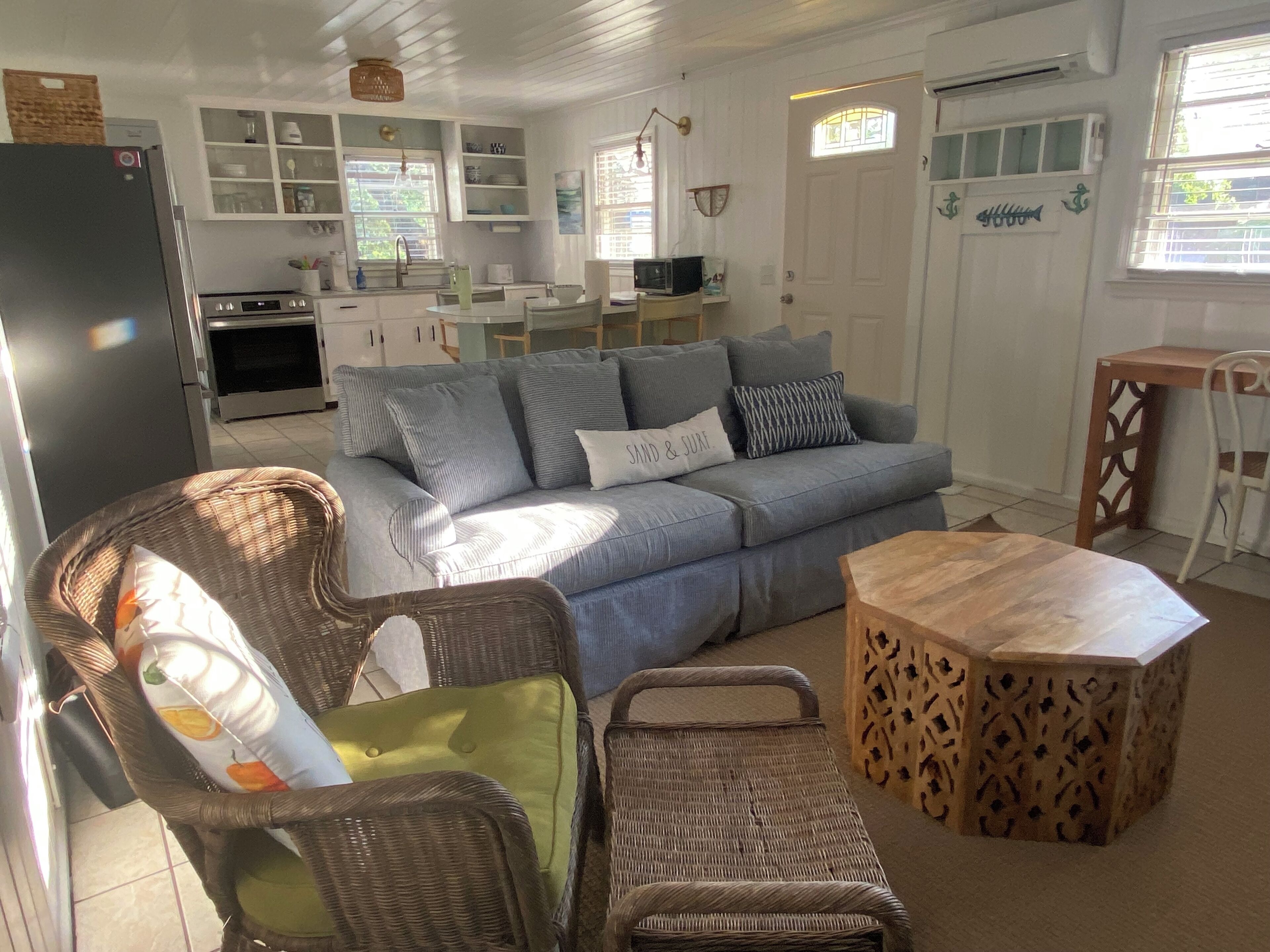 智能电视、DVD 播放器、书、影片库