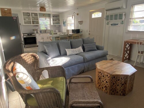 Charming artist’s cottage near the beach, large lot with beautiful oaks