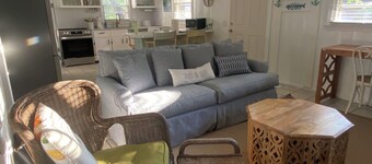 Charming artist’s cottage near the beach, large lot with beautiful oaks