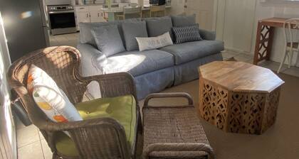 Charming artist’s cottage near the beach, large lot with beautiful oaks