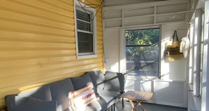 Charming family-friendly cottage near the beach, large lot with beautiful oaks