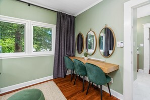 Cabernet 2-Bedroom Suite | Blendingsgardiner, wi-fi (inkludert) og sengetøy