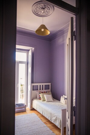 3 chambres, bureau, fer et planche Ă repasser, lit parapluie