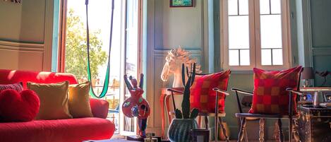 Una Smart TV, una consola de videojuegos, un reproductor de DVD, libros