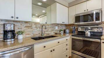 Condo, 2 Bedrooms | Private kitchen