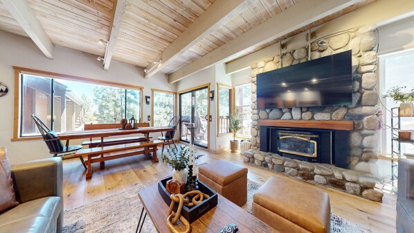 Condo, 3 Bedrooms | Living area