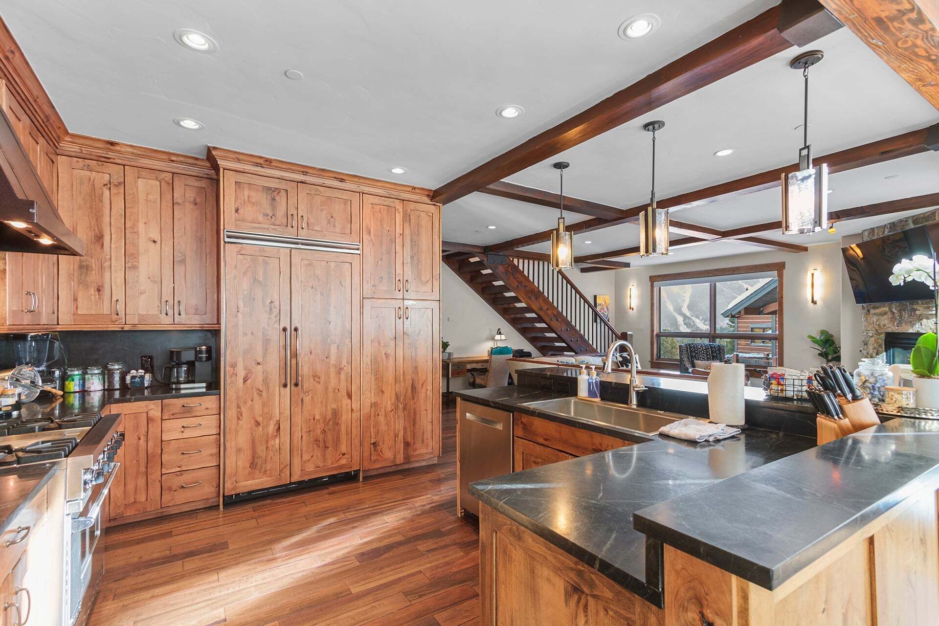 Réfrigérateur, four à micro-ondes, un four, surface de cuisson