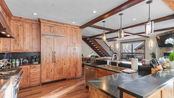 Réfrigérateur, four à micro-ondes, un four, surface de cuisson