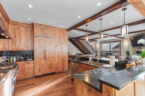 Fridge, microwave, oven, stovetop - The Artisan Lodge ⛷ Ski In/Out 🔱 Gated ♨️ Rooftop Spa • $0 Cleaning & Pet Fee (Copper Mountain)