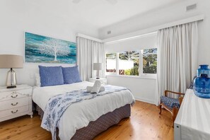 4 bedrooms, desk, travel cot, WiFi - Moet by the Sea 18 Strangways Tce Port Elliot (Port Elliot)