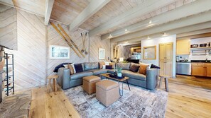 Smart TV, fireplace, offices - Pet-Friendly, Games Room, Steps to the Village & Gondola, On Ski Back Trail (Mammoth Lakes)