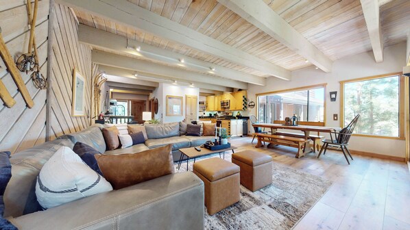 Smart TV, fireplace, offices - Pet-Friendly, Games Room, Steps to the Village & Gondola, On Ski Back Trail (Mammoth Lakes)