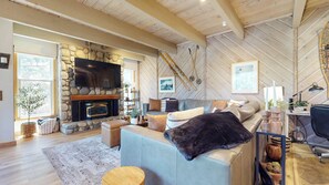 Smart TV, fireplace, offices - Pet-Friendly, Games Room, Steps to the Village & Gondola, On Ski Back Trail (Mammoth Lakes)