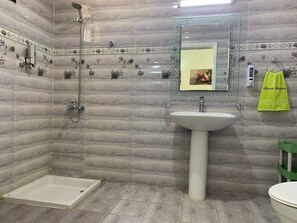 Shower, eco-friendly toiletries, hair dryer, towels - Arabian Night Nook - family-friendly and centrally located guesthouse in Muscat (Muscat)
