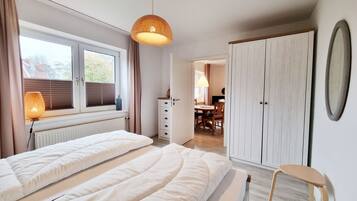 2 bedrooms, travel crib, free WiFi