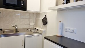 Réfrigérateur, micro-ondes, plaque de cuisson, cafetière/bouilloire