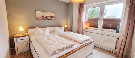 2 bedrooms, travel crib, free WiFi