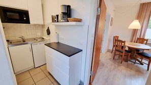 Kühlschrank, Mikrowelle, Herdplatte, Wasserkocher mit Kaffee-/Teezubehör