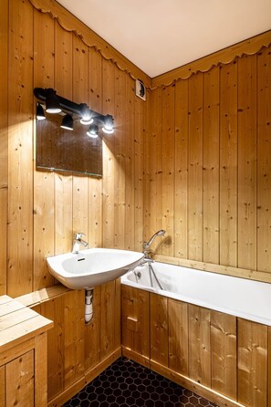 Douche, séchoir à cheveux, serviettes fournies