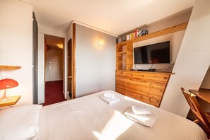 1 chambre, fer et planche à repasser, accès au Wi-Fi (inclus)