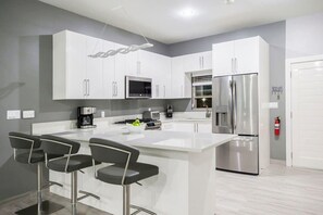 冰箱、微波炉、烤箱、炉灶