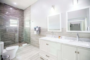 Douche, sèche-cheveux, serviettes fournies, shampoing