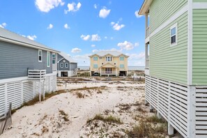 Exterior - Gorgeous beach getaway! Spacious 5 bd, 5 bath, with parking. (Gulf Shores)
