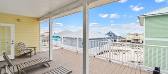 Gorgeous beach getaway! Spacious 5 bd, 5 bath, with parking.