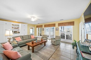 TV - Gorgeous beach getaway! Spacious 5 bd, 5 bath, with parking. (Gulf Shores)