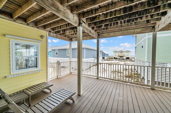 Terrace/patio - Gorgeous beach getaway! Spacious 5 bd, 5 bath, with parking. (Gulf Shores)