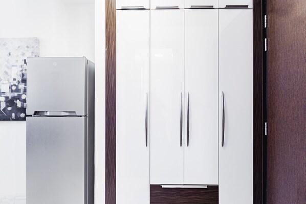 Una cocina moderna con un refrigerador blanco y armarios de madera.