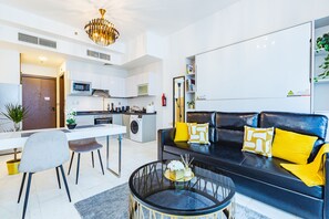 디럭스 스튜디오 | 거실 공간 | 케이블 채널 시청이 가능한 42인치 스마트 TV,  넷플릭스, 스트리밍 서비스