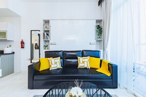 디럭스 스튜디오 | 거실 공간 | 케이블 채널 시청이 가능한 42인치 스마트 TV, 넷플릭스, 스트리밍 서비스