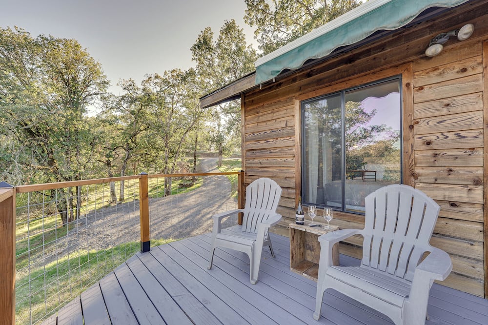 On-site Winery & Tasting Room: Oregon Bungalow!