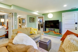 TV, fireplace, books - Lovely Salt Lake City Cottage w/ Outdoor Space! (Salt Lake City)