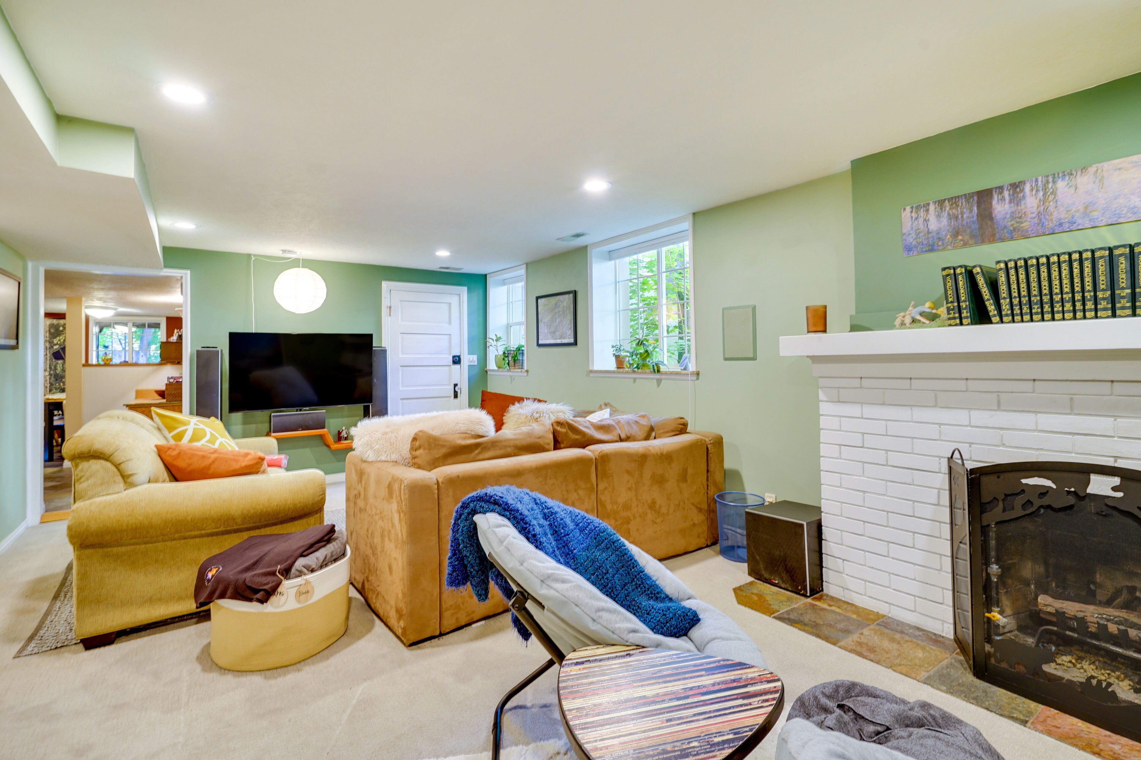 Een televisie, een open haard en boeken