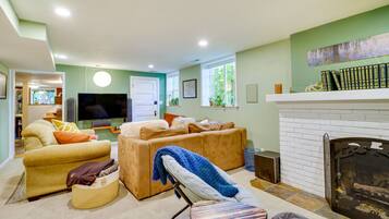 Een televisie, een open haard en boeken