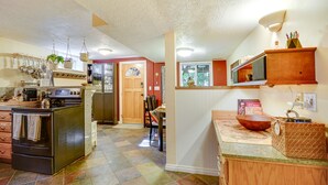 A kitchen with a stove, refrigerator, and various kitchen items. - Lovely Salt Lake City Cottage w/ Outdoor Space! (Salt Lake City)