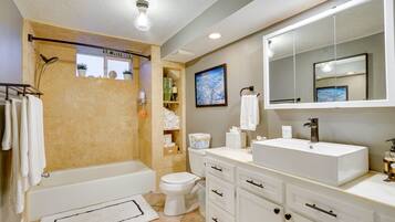 Cottage (2 Bedrooms) | Bathroom