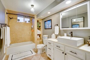 Cottage (2 Bedrooms) | Bathroom