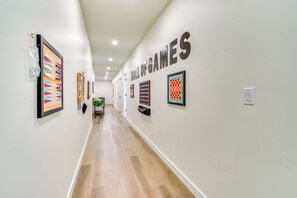 House (6 Bedrooms) | Interior
