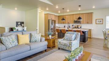 House (6 Bedrooms) | Interior