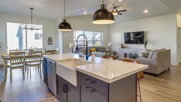 House (6 Bedrooms) | Interior