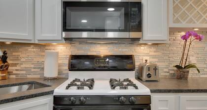 Convenient DC Studio Near Metro Stop!