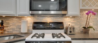 Convenient DC Studio Near Metro Stop!