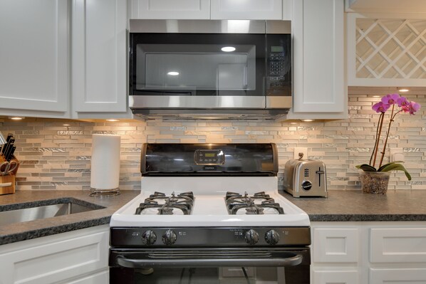 Interior - Convenient DC Studio Near Metro Stop! (Washington)