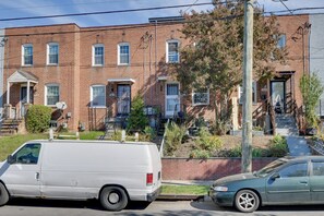 Interior - Convenient DC Studio Near Metro Stop! (Washington)