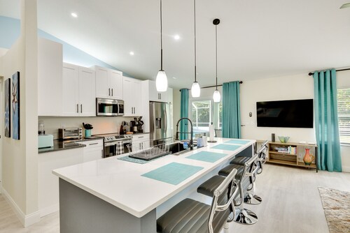 Palm Coast Home w/ Heated Pool: 3 Mi to Beach!