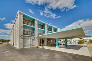 Exterior - Ideally Located Myrtle Beach Gem: Walk to Beach! (Myrtle Beach)